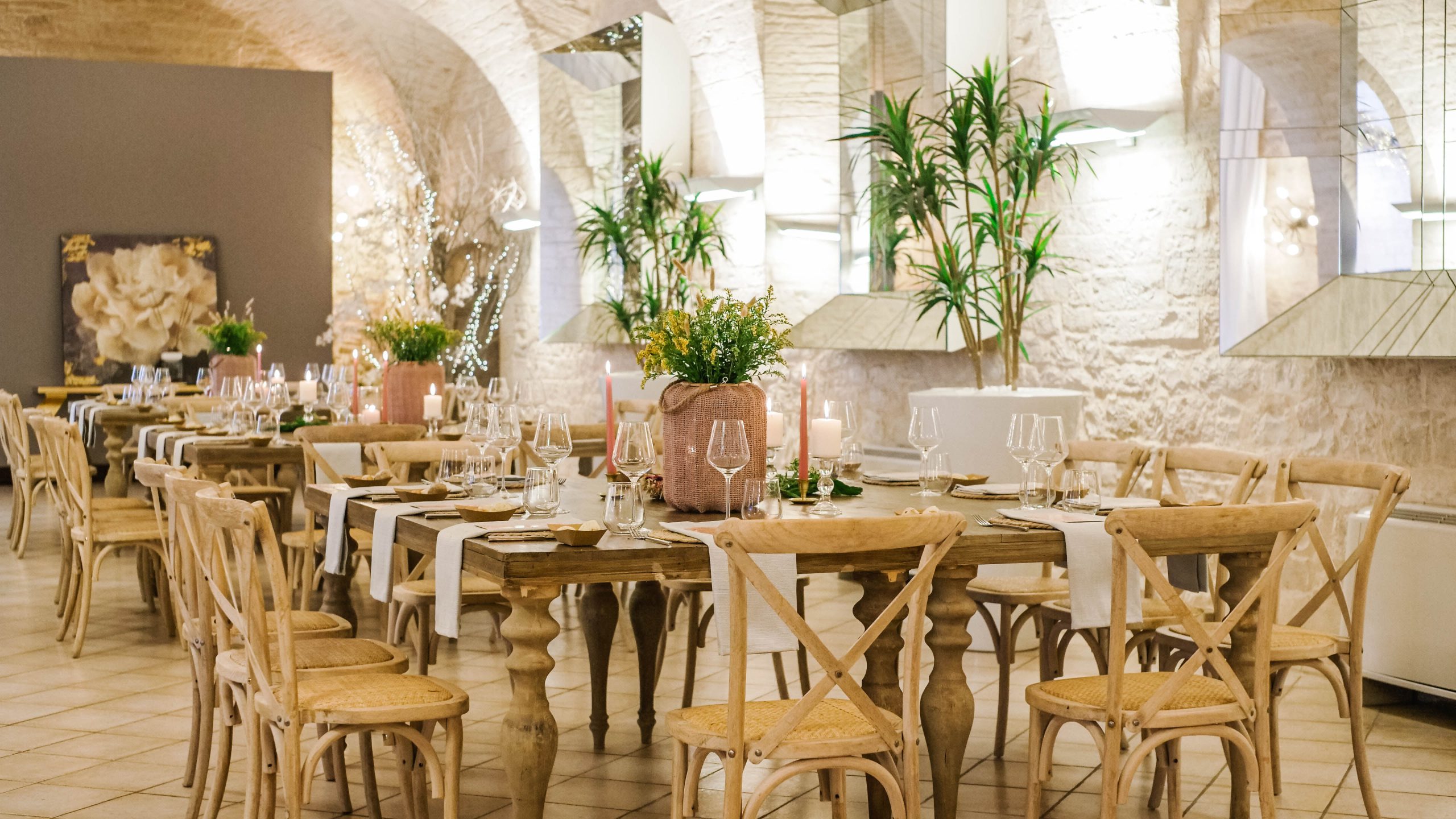 Tavolo legno interno location matrimoni Ruvo di Puglia